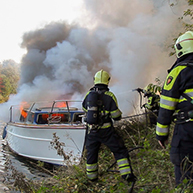 Plezierjacht volledig uitgebrand in kanaal tussen Terheijden en Oosterhout