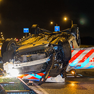 Politieauto eindigt op zijn kop na ongeval in Breda