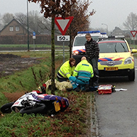 Motorrijder geschept door afslaande auto in Rijen