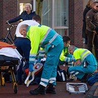 Man valt uit scootmobiel en raakt gewond in Oosterhout
