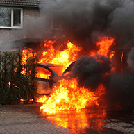 Autobrand slaat over op carport in Rijen