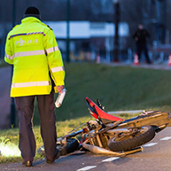 Bromfietser overleden bij ongeluk op Maasdijk in Rijswijk (NB)
