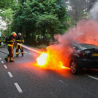 Auto vliegt spontaan in brand op Ketenbaan in Dorst