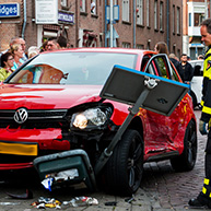 Auto rijdt na ongeval in op vol terras langs de Haagweg in Breda
