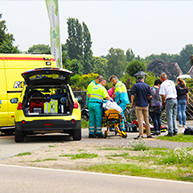 Scooter met 2 meiden geschept door auto in Wagenberg