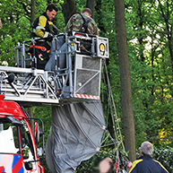 Brandweer bevrijd parachutist uit boom in Oosterhout